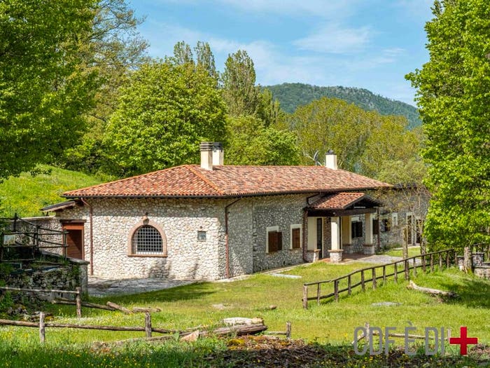 Casa quadrilocale in vendita in Strada Statale Licinese, Orvinio