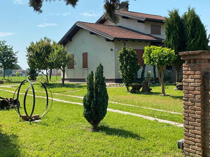 Casa con 8 locali in vendita in Via Fortunata, Ferrara