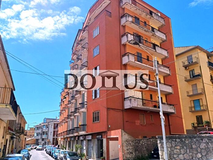 Appartamento con 6 locali in vendita in Via Francesco Paglia, Stadio Pontepiccolo, Catanzaro