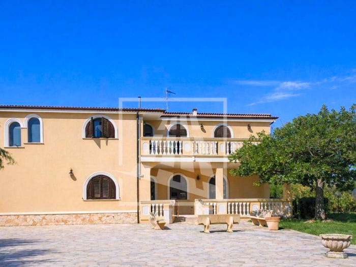 Casa con 6 locali in vendita in Via dei Caprifogli, Zona Capo Rizzuto Apriglianello Papanice, Crotone