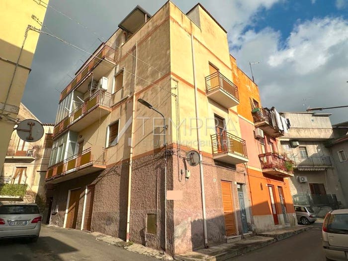 Appartamento con 6 locali in vendita in VIA TOMMASEO, Adrano