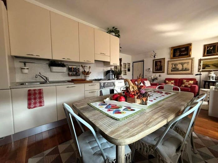 Appartamento trilocale in vendita in Via Vincenzo Monti, Lesmo