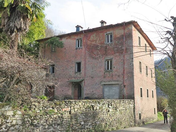 Casa con 6 locali in vendita in Località Piagneto, Comano