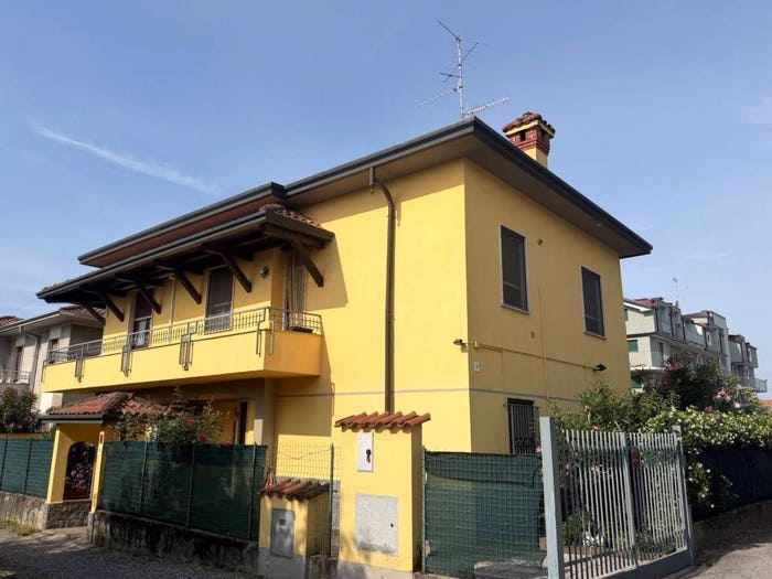 Casa con 6 locali in vendita in Via Raffaello Sanzio, Fagnano Olona
