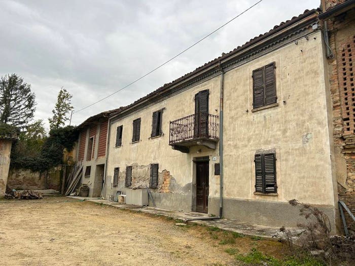 Casa con 6 locali in vendita in Strada San Giorgio, Castiglione Tinella