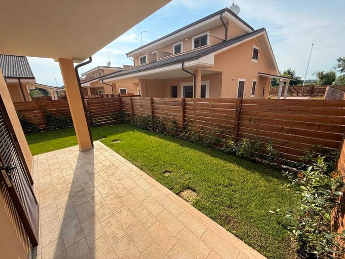 Casa quadrilocale in vendita in Via della Luna, Marina di San Nicola, Ladispoli
