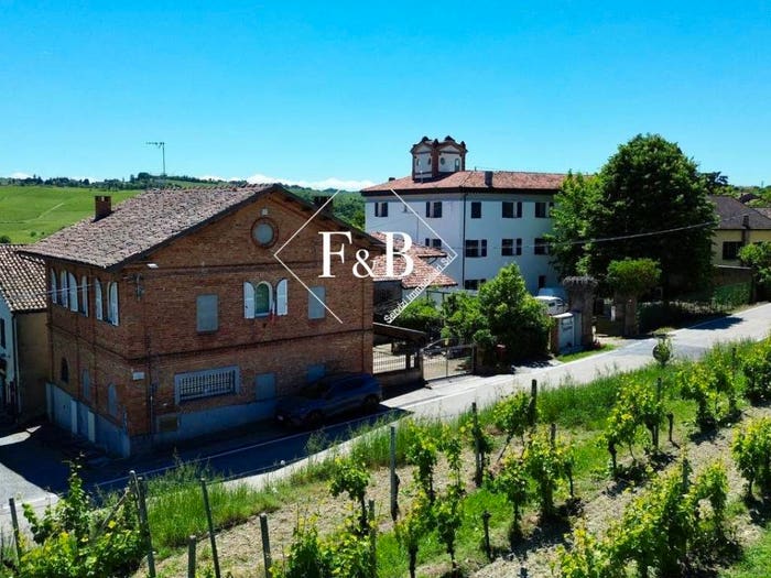 Casa con 6 locali in vendita in Via San Michele, Mombaruzzo