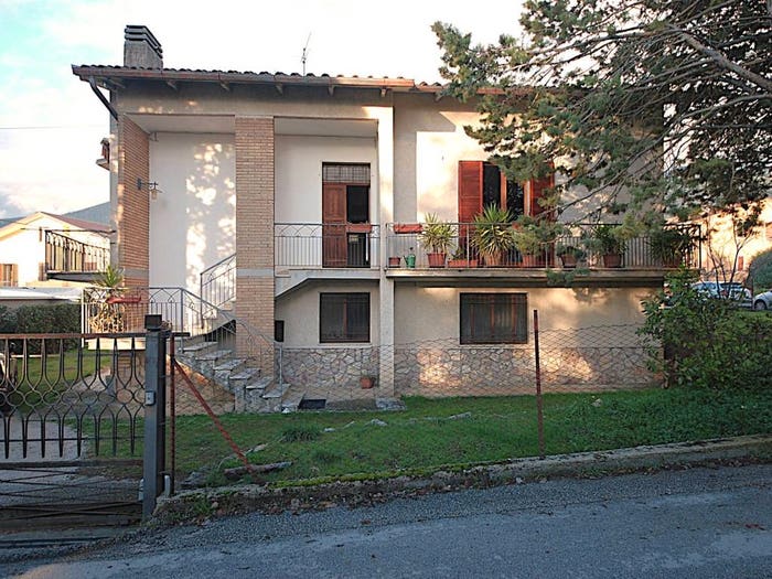 Casa con 6 locali in vendita in Via Europa Unita, Centro, Campello sul Clitunno