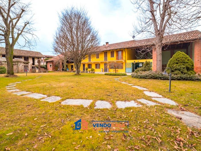 Casa con 6 locali in vendita in Via San Ciriaco, Genola