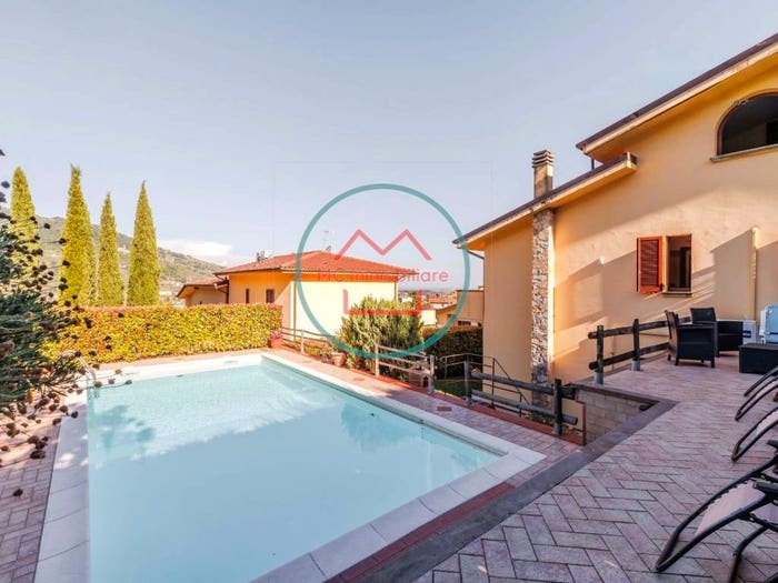 Casa con 6 locali in vendita in Via Aprile, Centro, Pescia