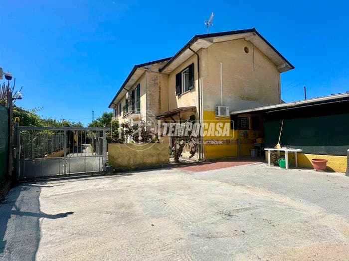 Casa quadrilocale in vendita in Villaggio Unrra, Centro, Massa