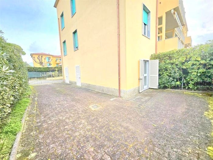 Appartamento trilocale in vendita in Via Pisa, Marina di Massa Centro, Massa