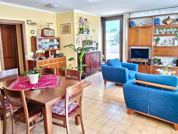 Appartamento con 5 locali in vendita in Via delle Miniere Zona Industriale Casic CA Italia, Elmas
