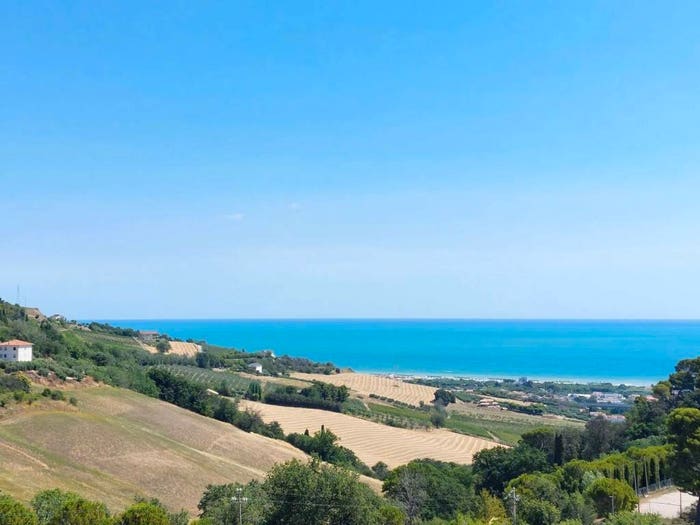 Casa con 6 locali in vendita in Contrada Valloscura Di Capodarco, Fermo