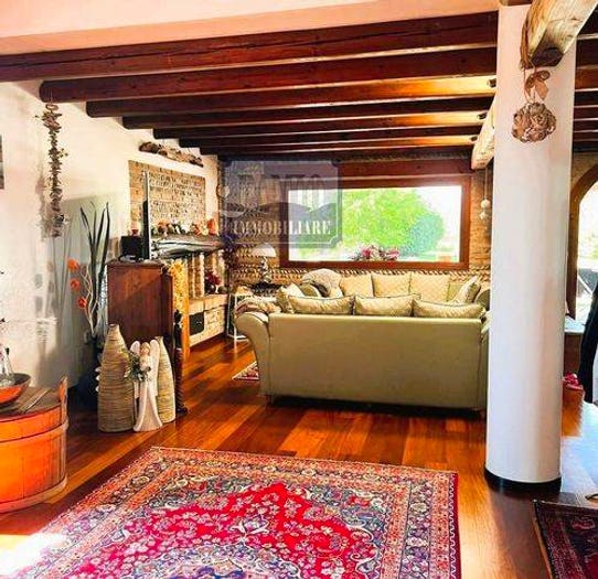 Casa con 6 locali in vendita in Giavera del Montello