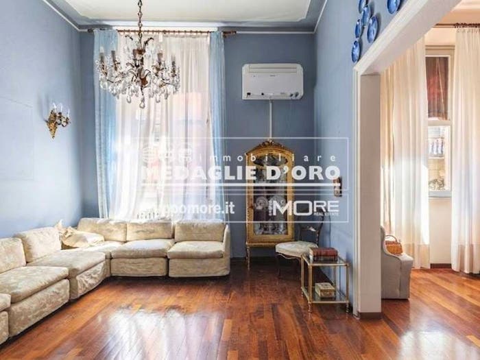 Appartamento con 5 locali in vendita in adze via Emilia Centro, Centro Storico, Modena
