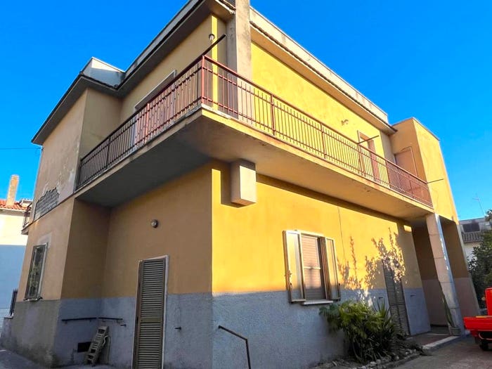 Casa con 6 locali in vendita in Viale Giuseppe Garibaldi, Centro, Canino
