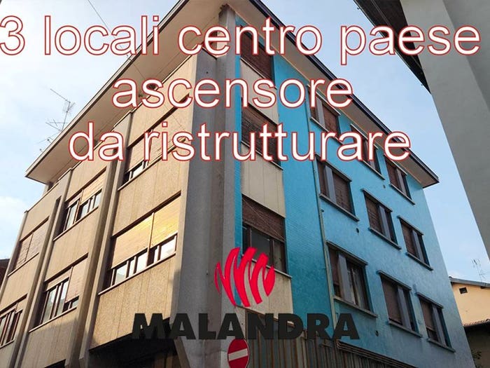 Casa trilocale in vendita in Piazza Martiri della Libertà, Centro, Oleggio