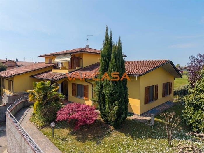 Appartamento trilocale in vendita in Via Rossini, Lurano