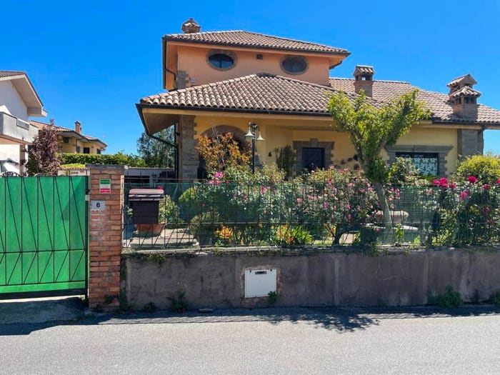 Casa con 6 locali in vendita in Via Volturno, Villa Claudia, Anzio