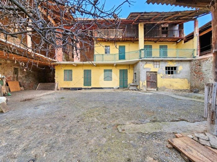 Casa con 6 locali in vendita in Via C Battisti, Candia Canavese