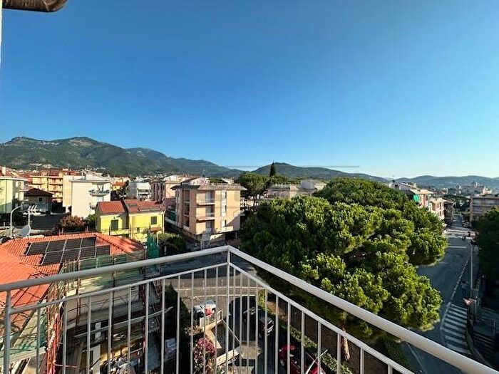 Appartamento trilocale in vendita in Via Grazia Deledda, Loano