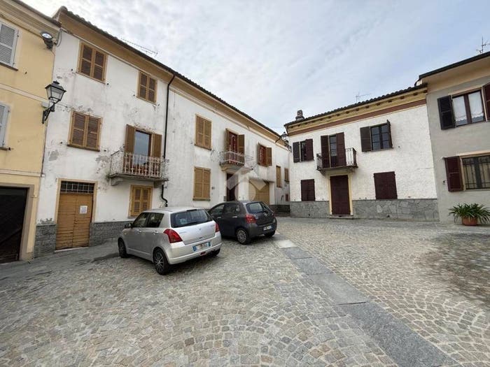 Casa con 6 locali in vendita in Piazza Italia, Castel Rocchero