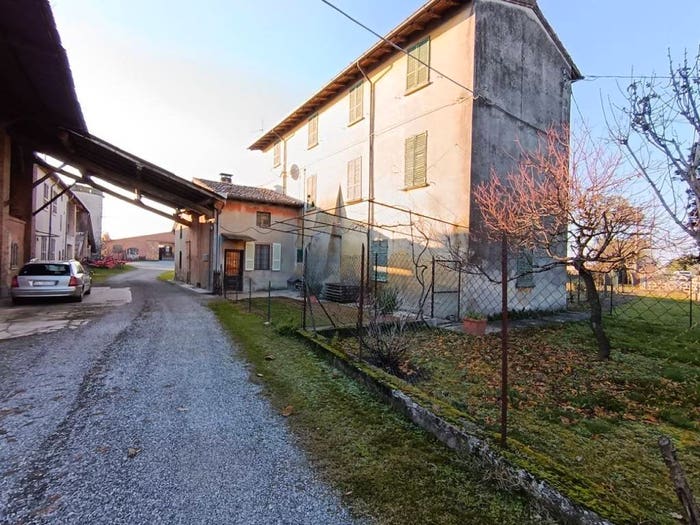 Casa con 6 locali in vendita in Frazione Tuna, Tuna, Gazzola