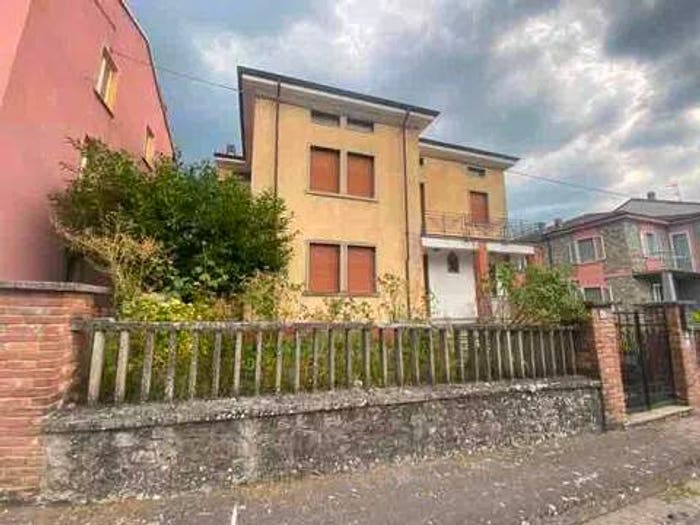 Casa con 6 locali in vendita in Frazione San Martino SNC, San Martino, Varzi