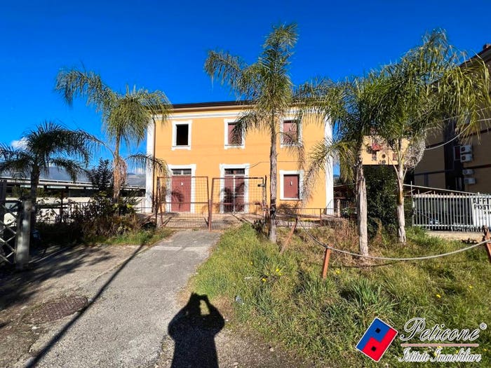 Casa con 6 locali in vendita in Fondi