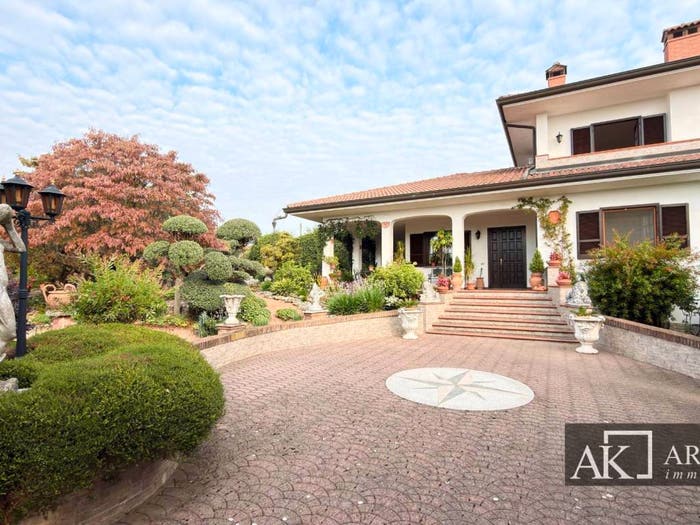 Casa con 6 locali in vendita in Via Monte Bianco, Pombia
