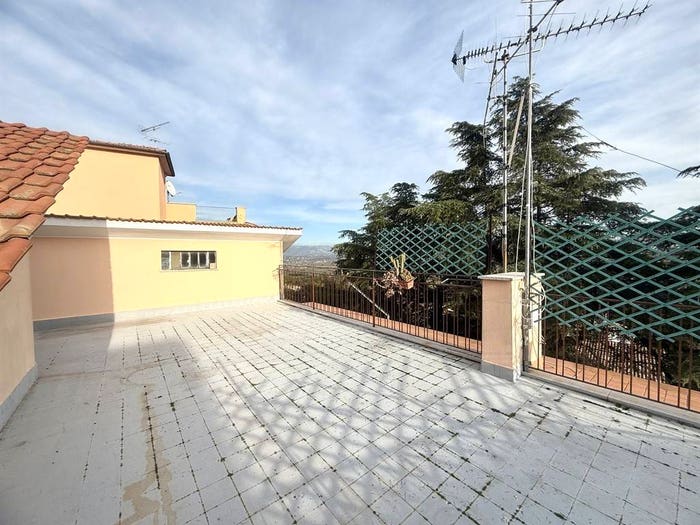 Appartamento quadrilocale in vendita in Via della Fontana, Centro, Colonna