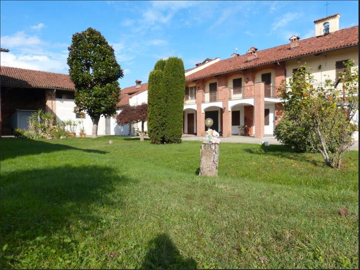 Casa con 6 locali in vendita in Via Villafalletto, Fossano