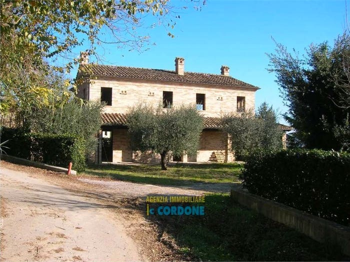 Casa con 6 locali in vendita in Grottazzolina