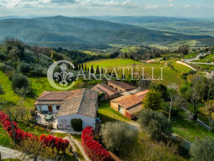 Casa con 6 locali in vendita in Via Bellaria, Montalcino