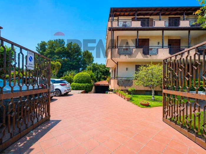 Appartamento con 6 locali in vendita in via treviso, Centro, Mascalucia