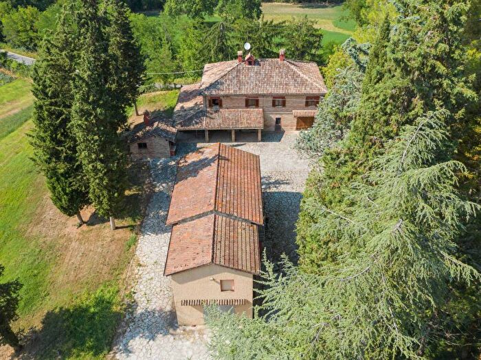 Casa con 6 locali in vendita in Via Martiri Di Via Fani, Mombaroccio