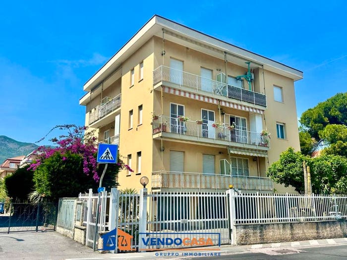 Appartamento trilocale in vendita in Via dei Pontassi, Centro, Loano