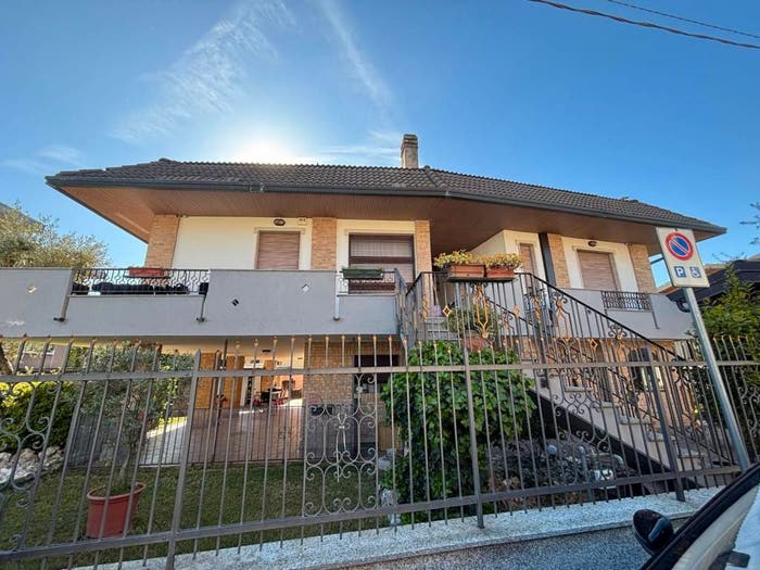 Casa con 6 locali in vendita in Via Vanzaghello, Madonna Regina, Busto Arsizio