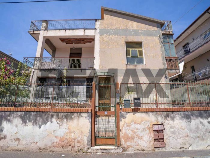 Appartamento con 6 locali in vendita in Via Aci Galatea, Centro, Gravina di Catania