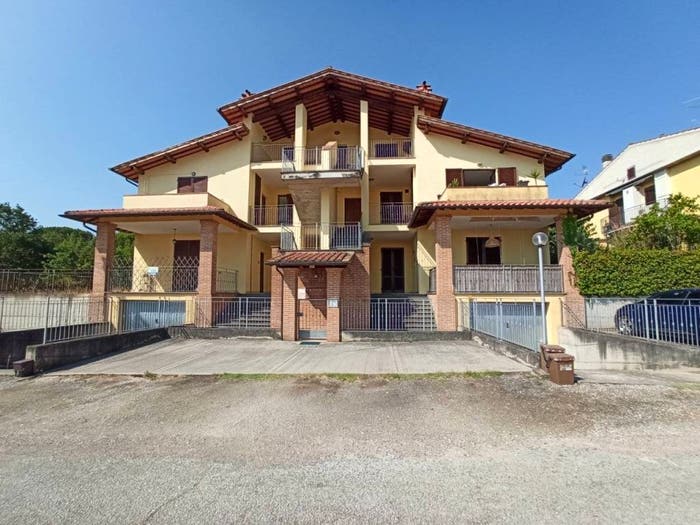 Appartamento trilocale in vendita in Via Cristoforo Colombo, Pucciarelli, Castiglione del Lago