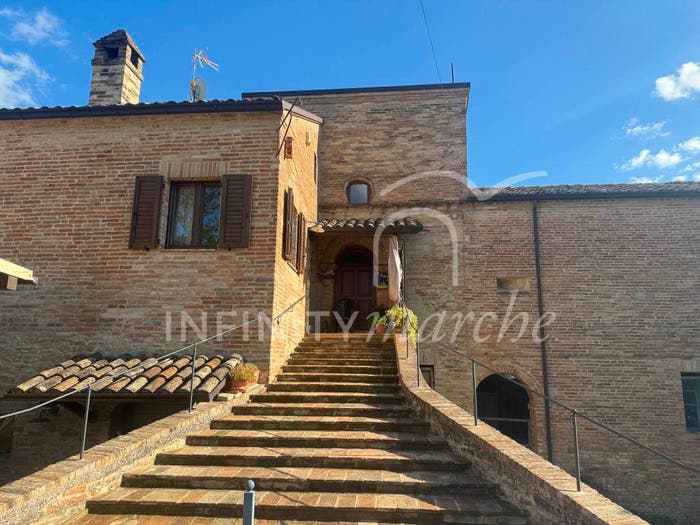 Casa con 6 locali in vendita in Via Virgil Grissom, Piane, Falerone