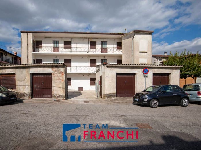 Appartamento con 6 locali in vendita in Largo Giovanni Scalvini, Castelletto, Leno