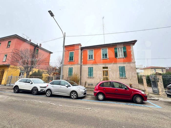 Casa con 6 locali in vendita in Via Del Sole, Corticella, Bologna
