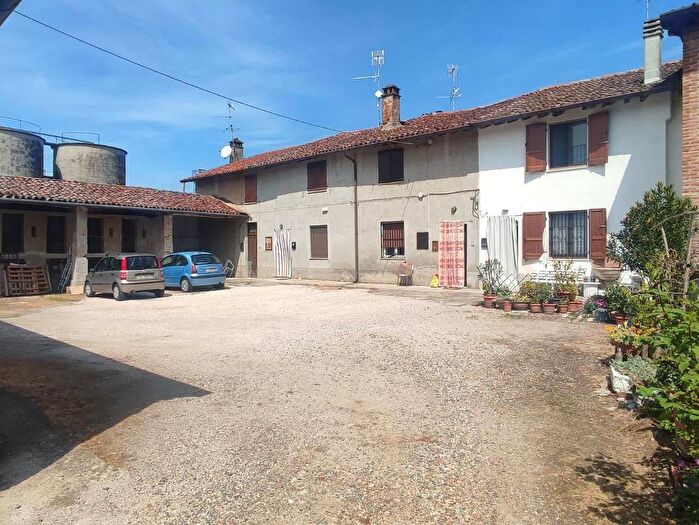 Appartamento trilocale in vendita in Via Giosuè Carducci, Castelverde