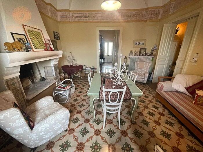 Casa con 9 locali in vendita in Via Luglio, Andrano