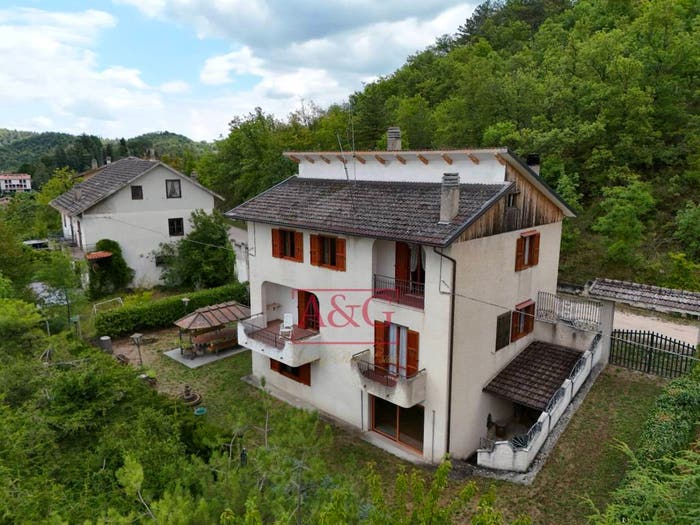 Casa con 6 locali in vendita in Località Montazzolino, Montefortino