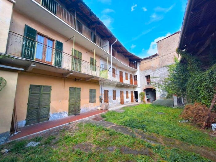 Casa con 6 locali in vendita in Via Cavour, Centro, Caravino