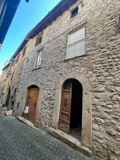 Casa con 6 locali in vendita in Vicolo Sant'Antonio Abate, Centro, Alatri