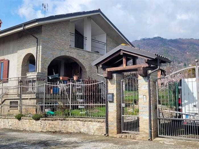 Casa con 6 locali in vendita in via carducci, Roletto
